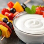 Espetinho de frutas com iogurte