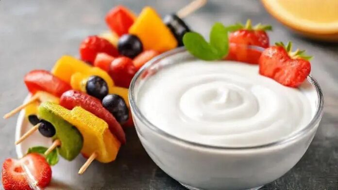 Espetinho de frutas com iogurte