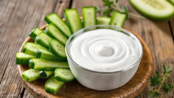 Palitos de pepino com patê de iogurte