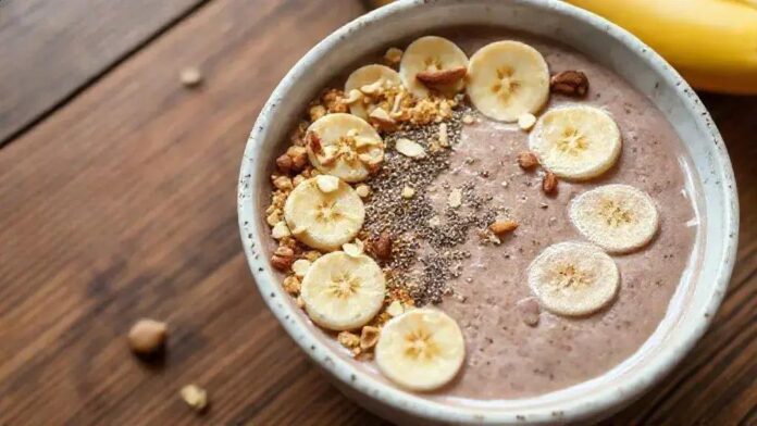 smoothie bowl de banana e proteína