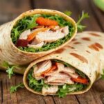 Wrap matinal de peito de peru e rúcula
